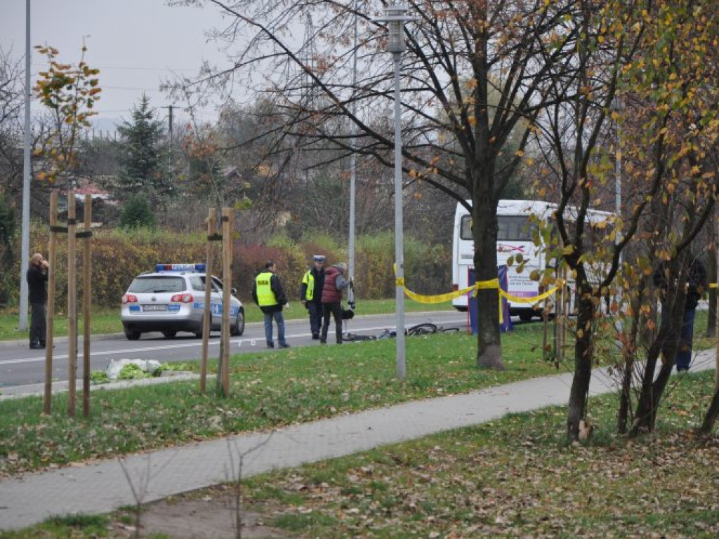 CHRZANÓW. Rowerzysta zginął na oczach dzieci (ZDJĘCIA)