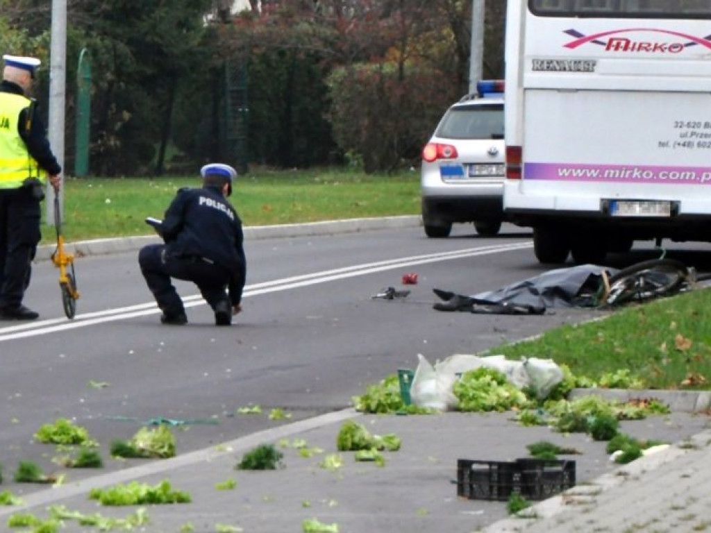 CHRZANÓW. Rowerzysta zginął na oczach dzieci (ZDJĘCIA)
