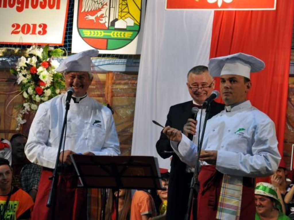 LIBIĄŻ. Śpiewy i smażenie kotletów na biesiadzie