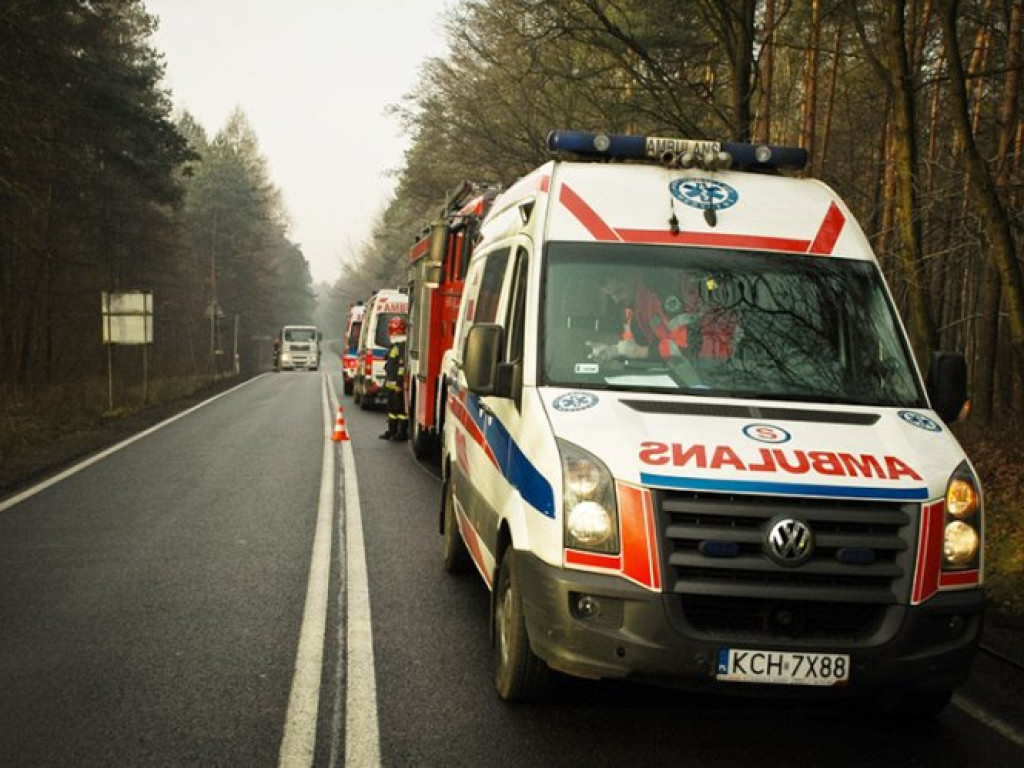 WYGIEŁZÓW. Zderzyły się dwa samochody. Sześć osób w szpitalu (ZDJĘCIA)
