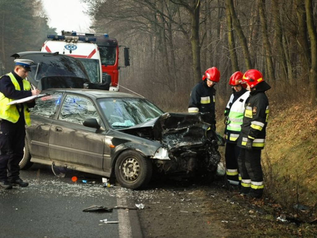 WYGIEŁZÓW. Zderzyły się dwa samochody. Sześć osób w szpitalu (ZDJĘCIA)
