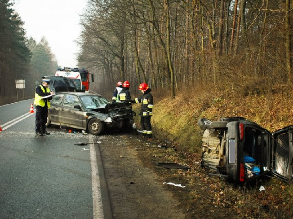 WYGIEŁZÓW. Zderzyły się dwa samochody. Sześć osób w szpitalu (ZDJĘCIA)