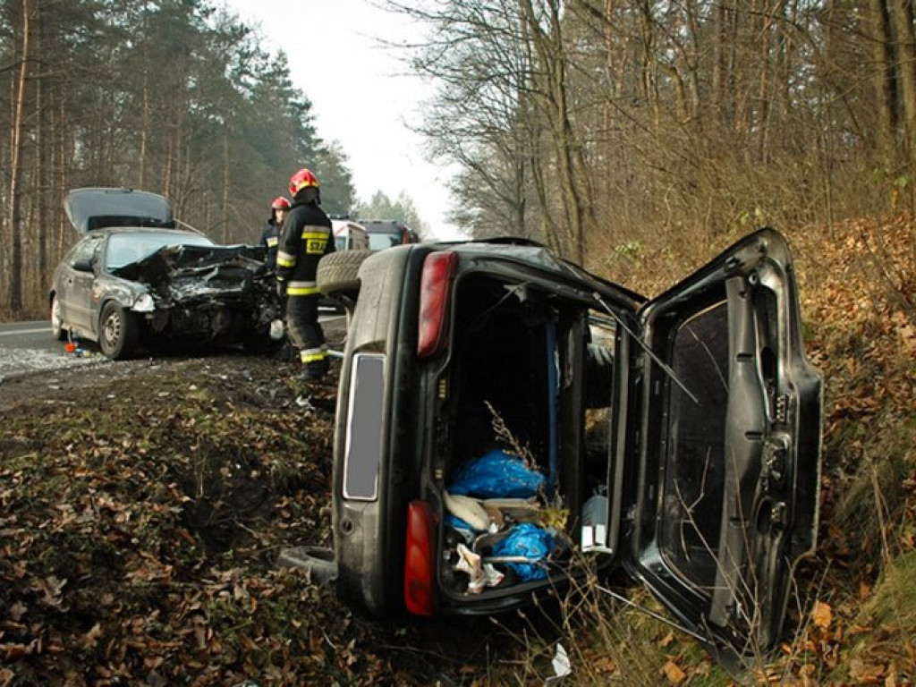 WYGIEŁZÓW. Zderzyły się dwa samochody. Sześć osób w szpitalu (ZDJĘCIA)