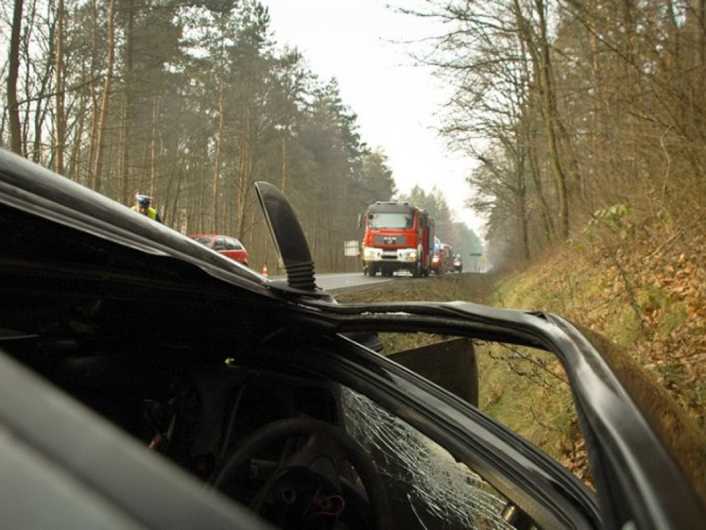 WYGIEŁZÓW. Zderzyły się dwa samochody. Sześć osób w szpitalu (ZDJĘCIA)