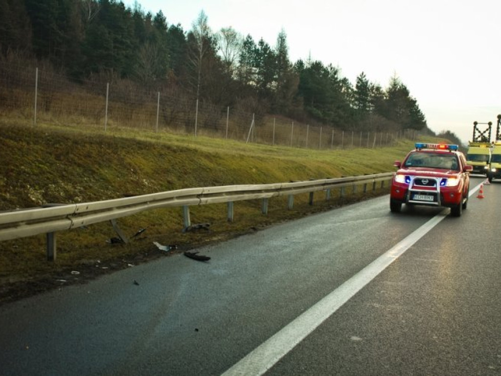 CHRZANÓW. Opel roztrzaskał się na autostradzie