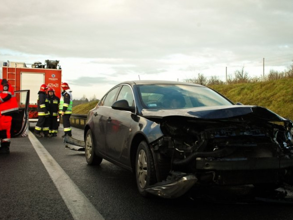CHRZANÓW. Opel roztrzaskał się na autostradzie