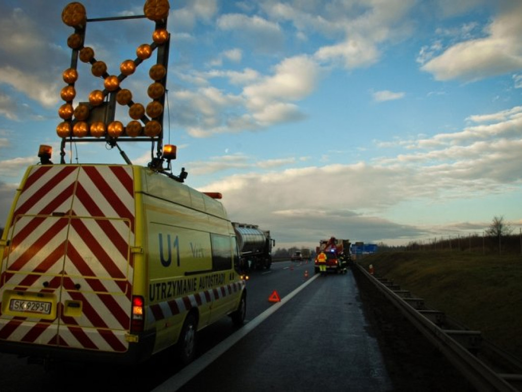 CHRZANÓW. Opel roztrzaskał się na autostradzie