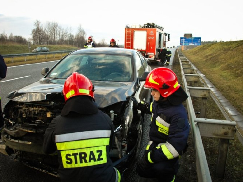 CHRZANÓW. Opel roztrzaskał się na autostradzie