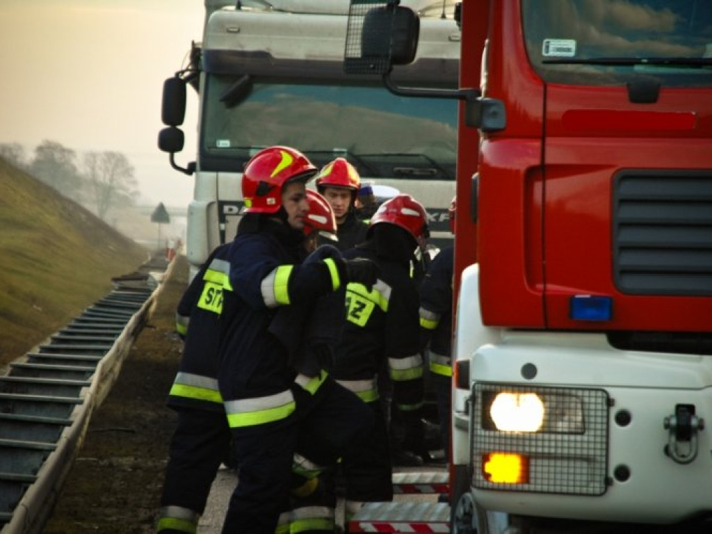 CHRZANÓW. Opel roztrzaskał się na autostradzie
