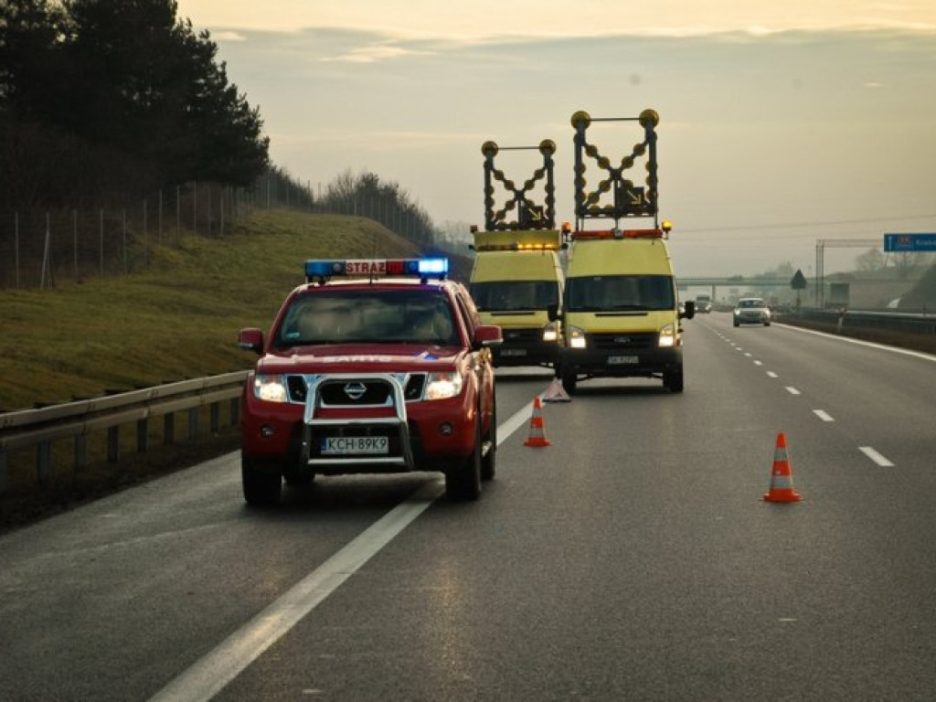 CHRZANÓW. Opel roztrzaskał się na autostradzie