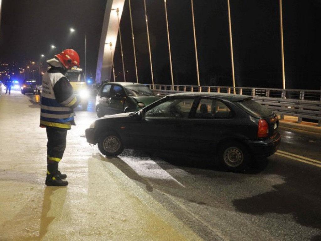 CHRZANÓW. Karambol na nowym wiadukcie. Jedna osoba ranna (ZDJĘCIA)