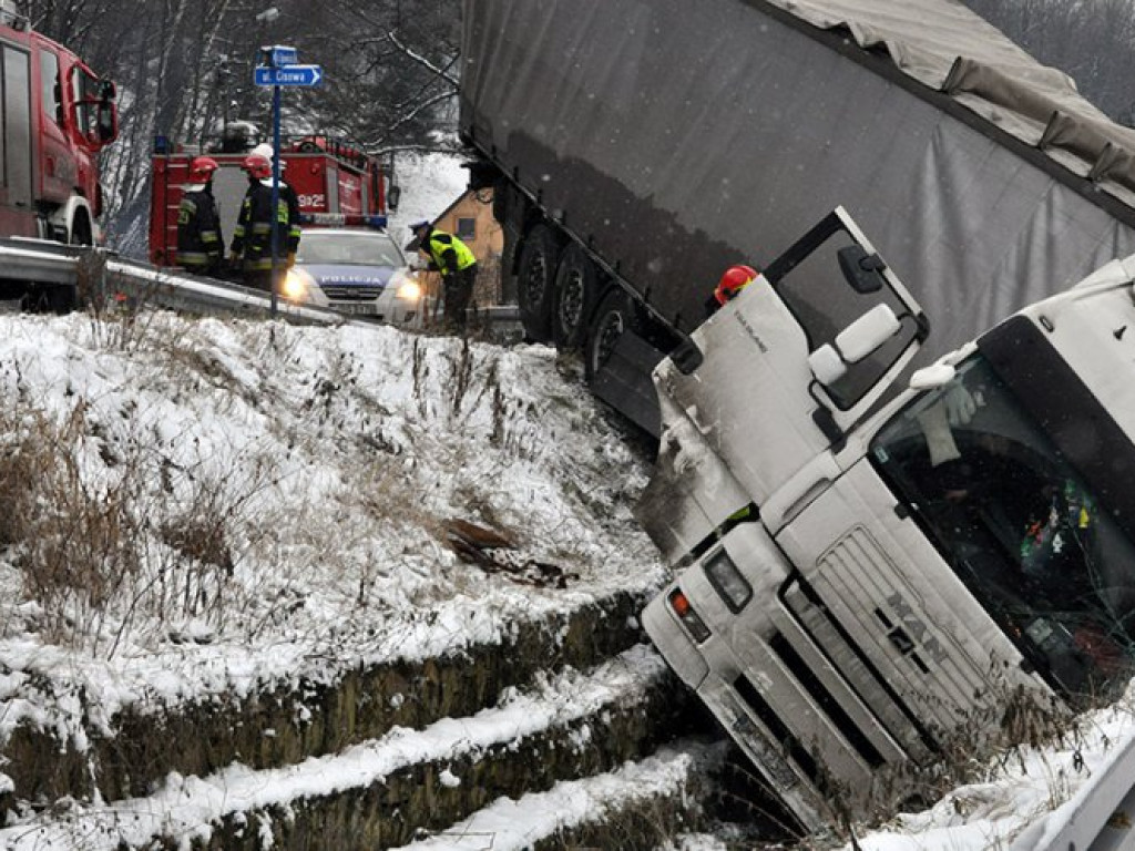 PŁAZA. Tir zjechał do rowu. Kierowca w szpitalu (ZDJĘCIA)