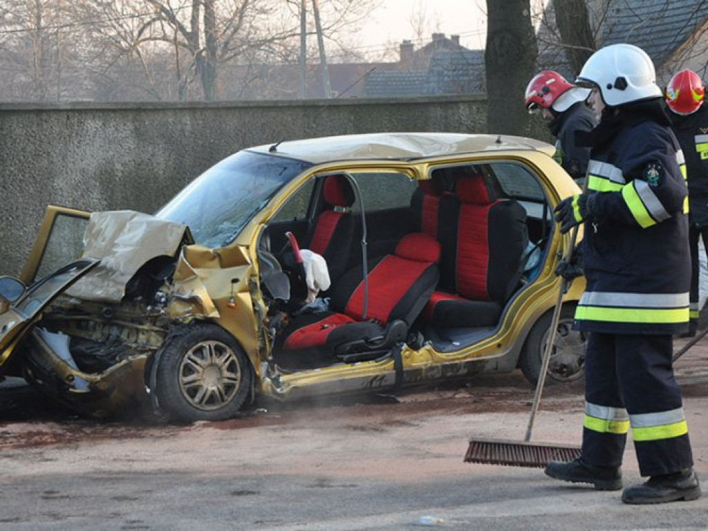 LIBIĄŻ. Samochód uderzył w autobus. Są ranni (ZDJĘCIA)