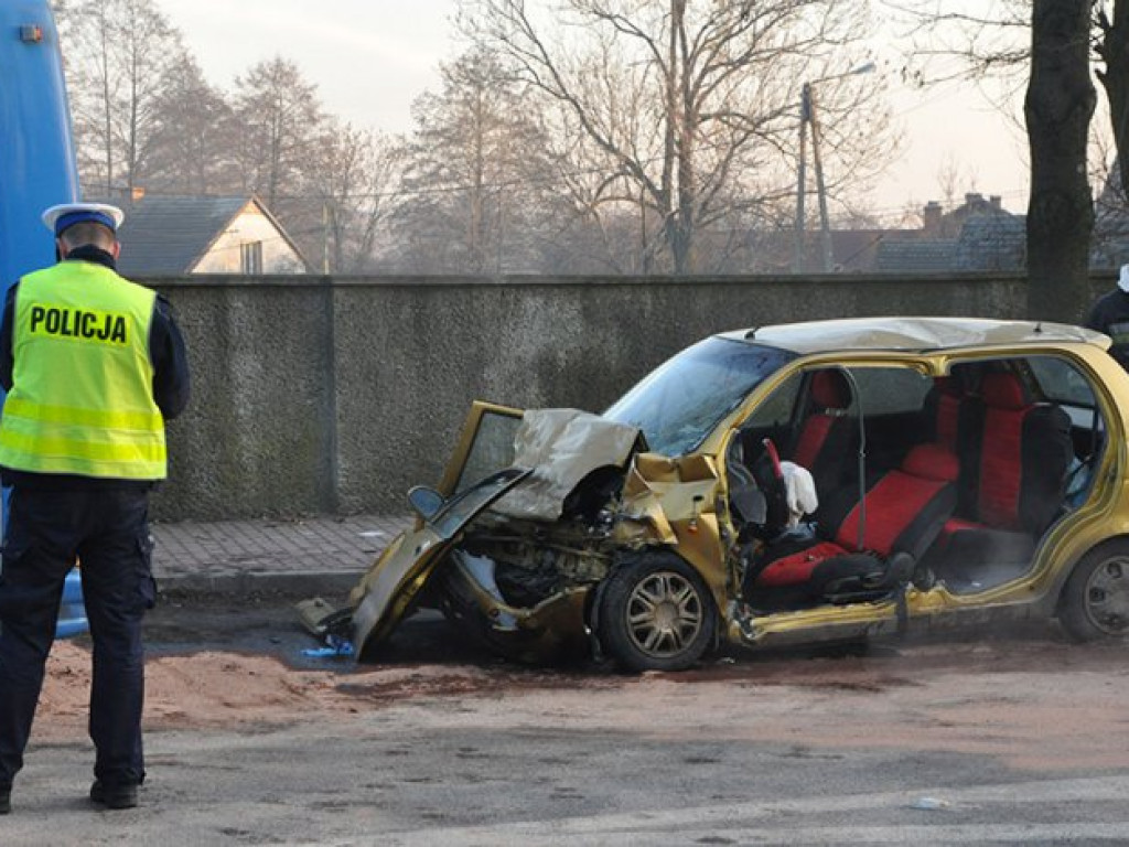 LIBIĄŻ. Samochód uderzył w autobus. Są ranni (ZDJĘCIA)