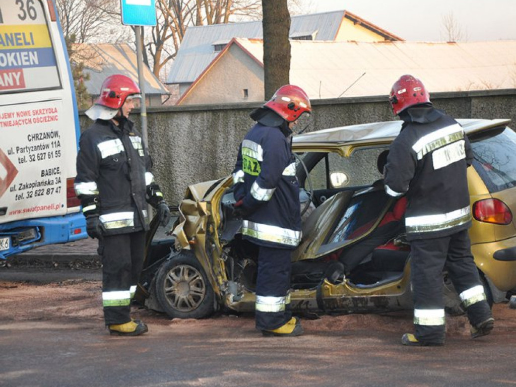 LIBIĄŻ. Samochód uderzył w autobus. Są ranni (ZDJĘCIA)