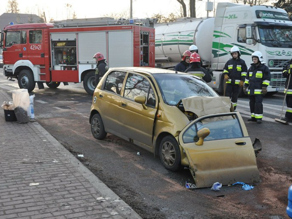 LIBIĄŻ. Samochód uderzył w autobus. Są ranni (ZDJĘCIA)