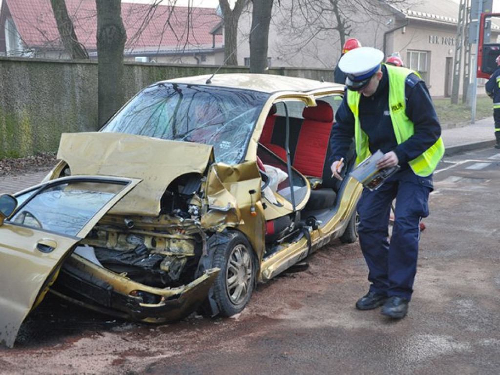 LIBIĄŻ. Samochód uderzył w autobus. Są ranni (ZDJĘCIA)