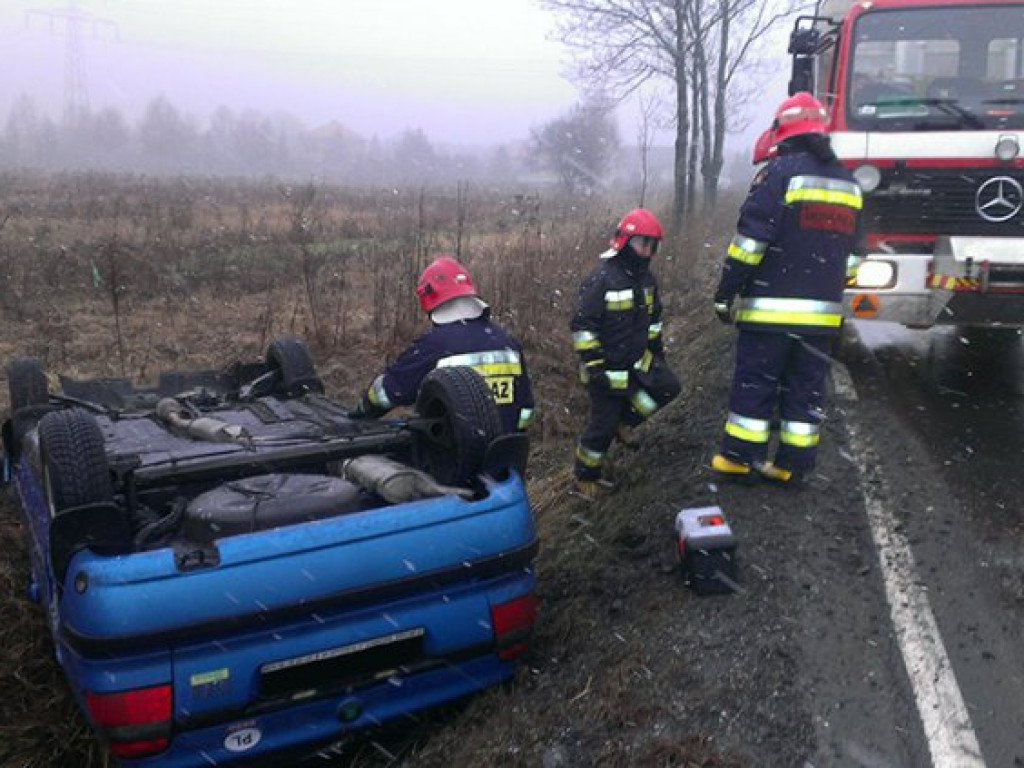 BABICE. Przy markecie zderzyły się trzy samochody. Jest ranny