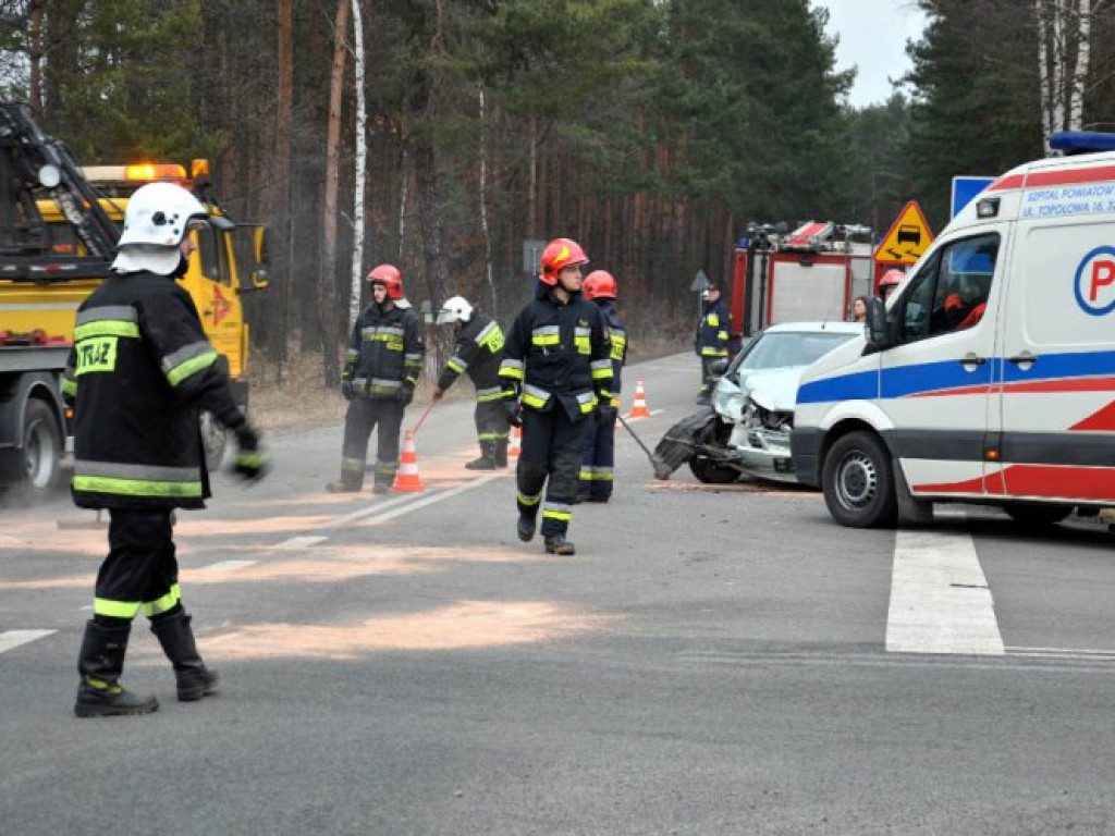 MYŚLACHOWICE. Wypadek na krzyżówce dróg. Jedna osoba jest ranna (ZDJĘCIA)