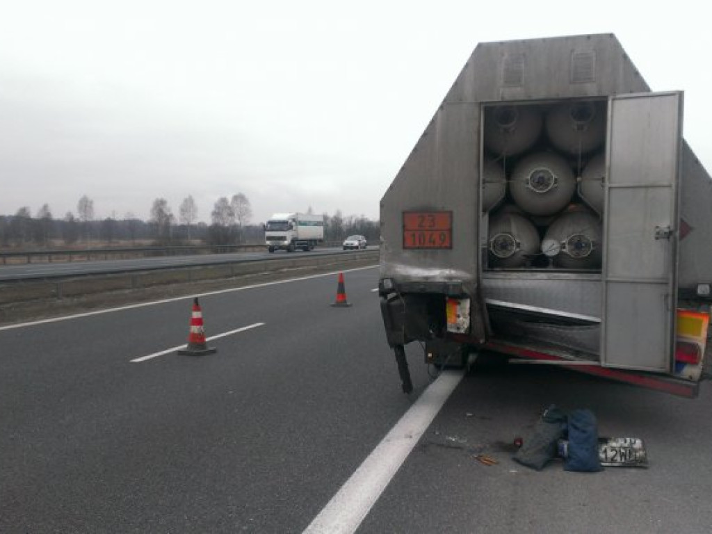 NIEPORAZ. Wbił się autem w tył ciężarówki