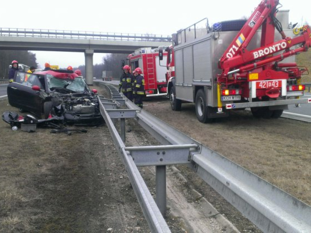 NIEPORAZ. Wbił się autem w tył ciężarówki