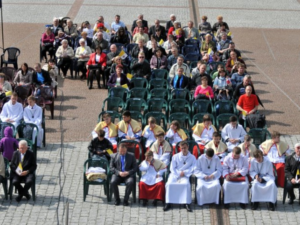 Transmisja mszy kanonizacyjnej z Watykanu na Placu Tysiąclecia w Chrzanowie – 27.04.2014 r.