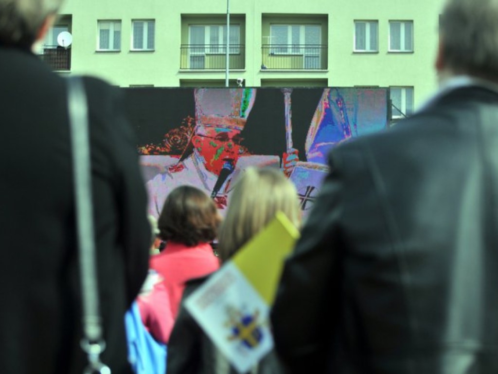 Transmisja mszy kanonizacyjnej z Watykanu na Placu Tysiąclecia w Chrzanowie – 27.04.2014 r.