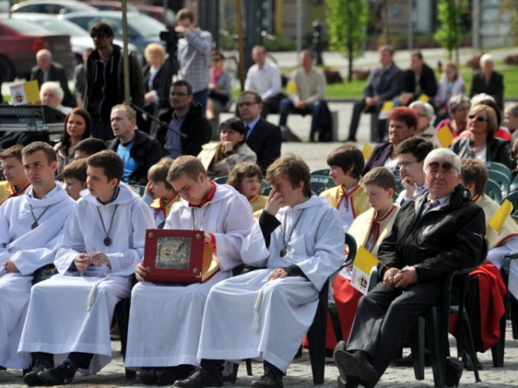 Transmisja mszy kanonizacyjnej z Watykanu na Placu Tysiąclecia w Chrzanowie – 27.04.2014 r.