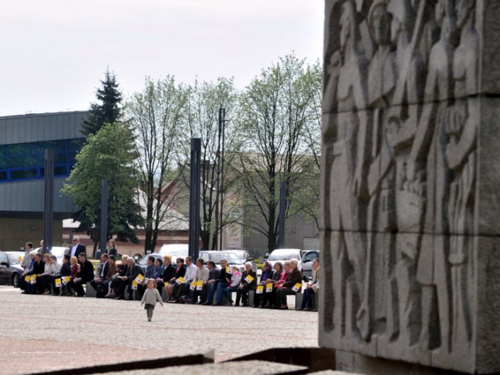 Transmisja mszy kanonizacyjnej z Watykanu na Placu Tysiąclecia w Chrzanowie – 27.04.2014 r.