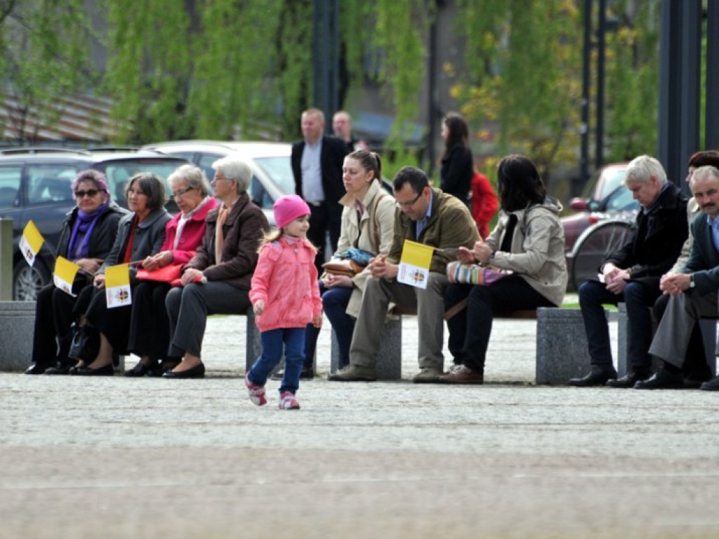 Transmisja mszy kanonizacyjnej z Watykanu na Placu Tysiąclecia w Chrzanowie – 27.04.2014 r.