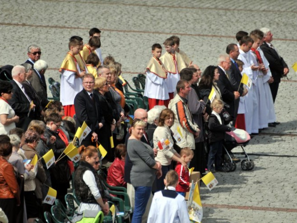 Transmisja mszy kanonizacyjnej z Watykanu na Placu Tysiąclecia w Chrzanowie – 27.04.2014 r.