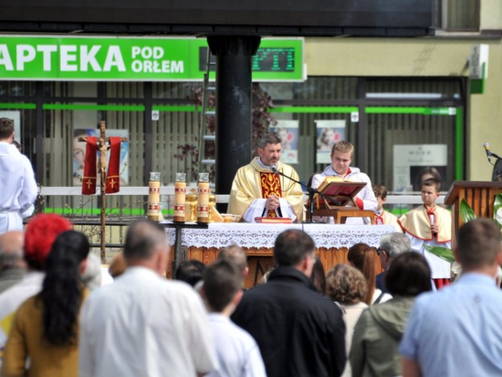 Transmisja mszy kanonizacyjnej z Watykanu na Placu Tysiąclecia w Chrzanowie – 27.04.2014 r.