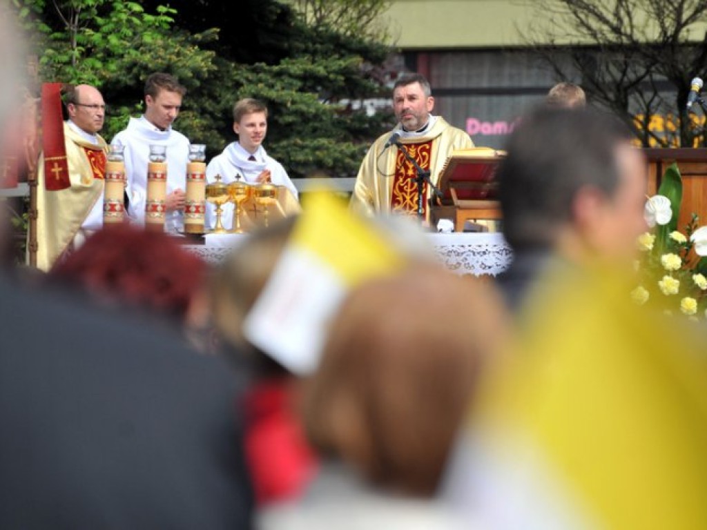Transmisja mszy kanonizacyjnej z Watykanu na Placu Tysiąclecia w Chrzanowie – 27.04.2014 r.
