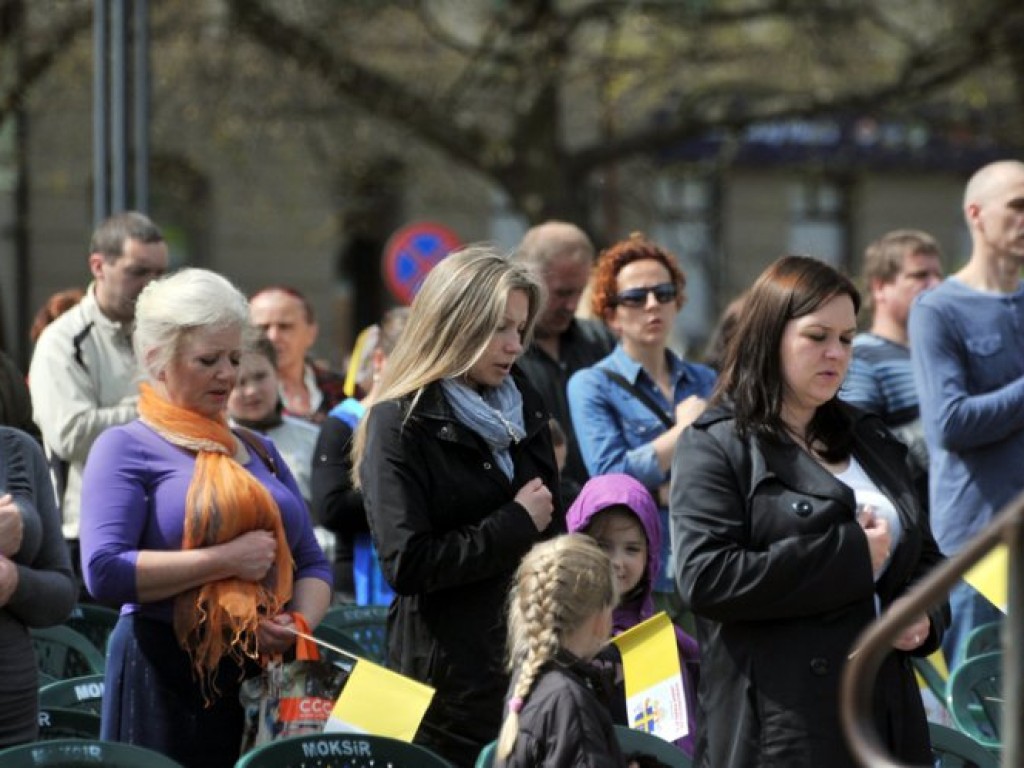 Transmisja mszy kanonizacyjnej z Watykanu na Placu Tysiąclecia w Chrzanowie – 27.04.2014 r.