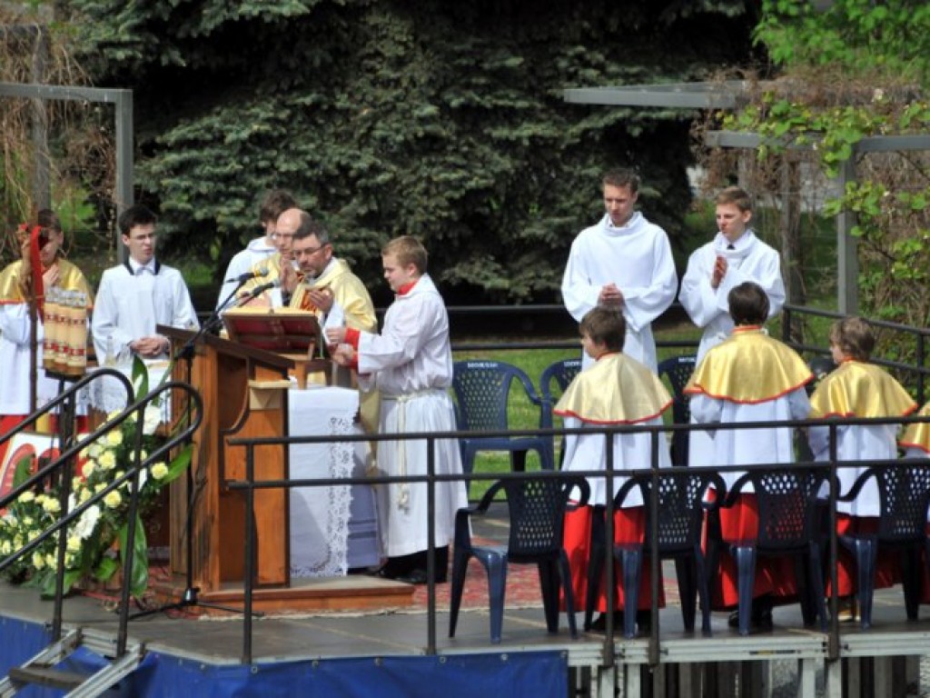 Transmisja mszy kanonizacyjnej z Watykanu na Placu Tysiąclecia w Chrzanowie – 27.04.2014 r.