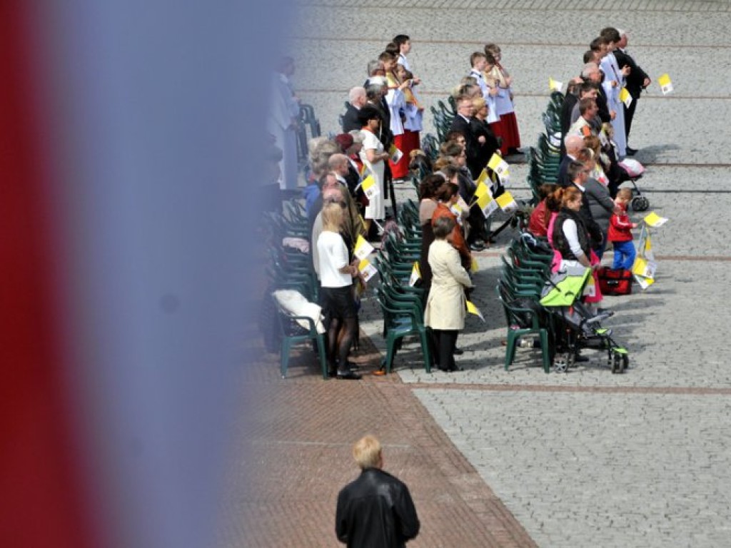 Transmisja mszy kanonizacyjnej z Watykanu na Placu Tysiąclecia w Chrzanowie – 27.04.2014 r.