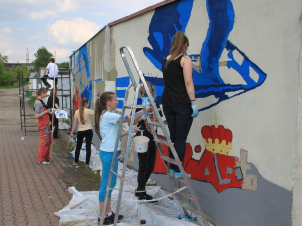 CHRZANÓW. Gimnazjaliści namalowali deskorolkowców i luxtorpedę (ZDJĘCIA)