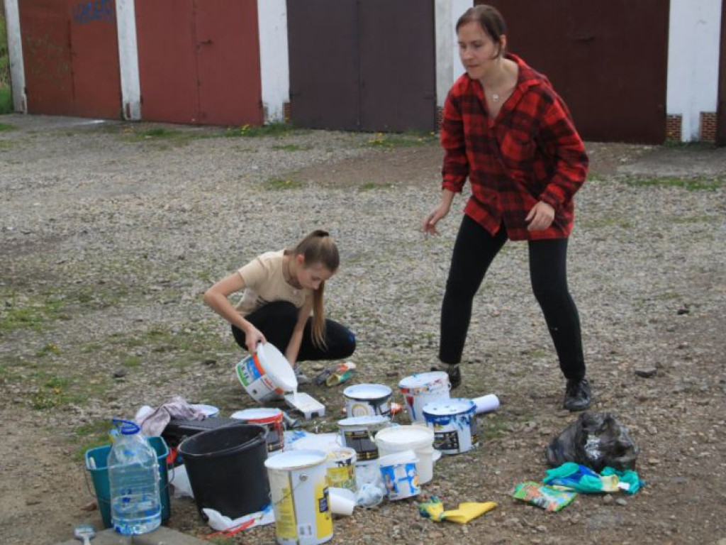 CHRZANÓW. Gimnazjaliści namalowali deskorolkowców i luxtorpedę (ZDJĘCIA)