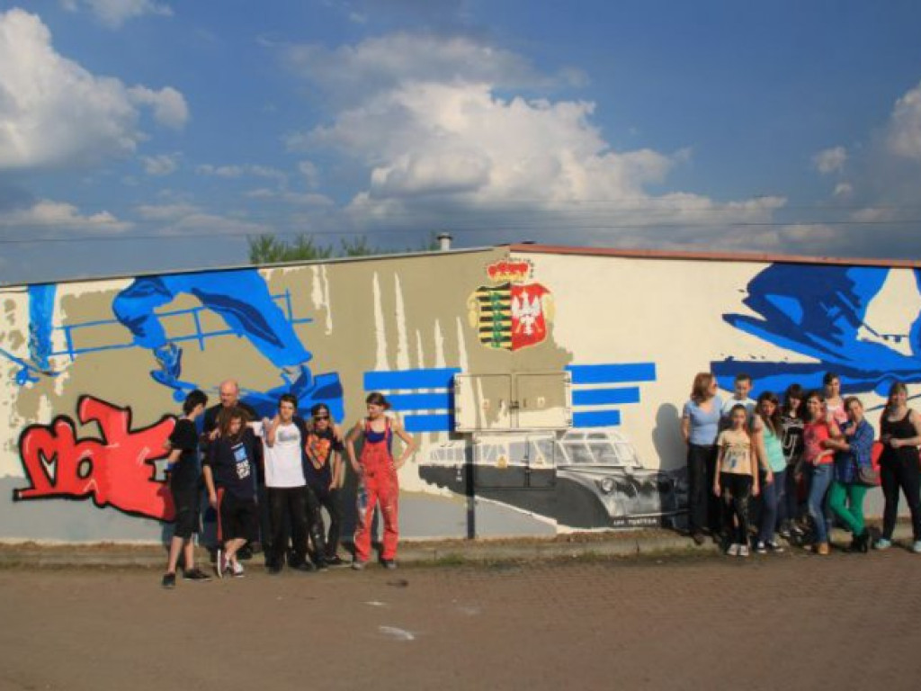 CHRZANÓW. Gimnazjaliści namalowali deskorolkowców i luxtorpedę (ZDJĘCIA)