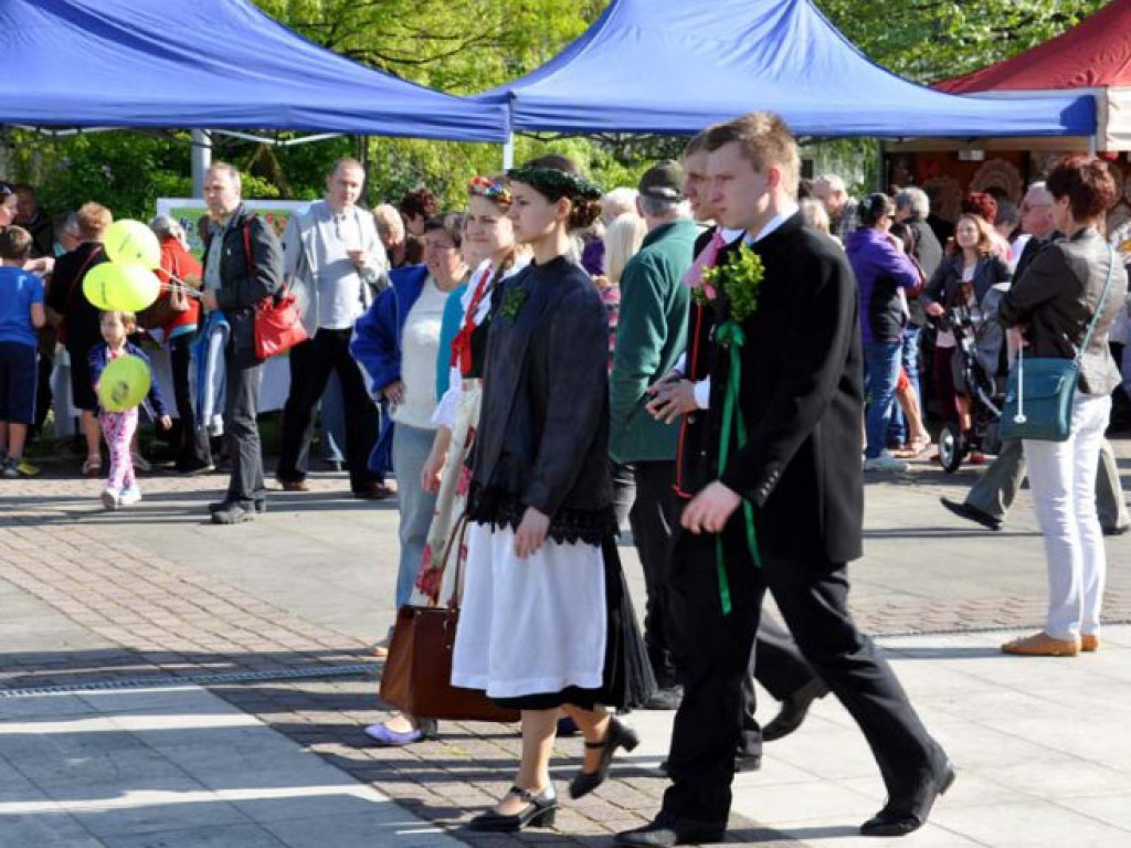 LIBIĄŻ. Dużo folkloru na placu Słonecznym (ZDJĘCIA)