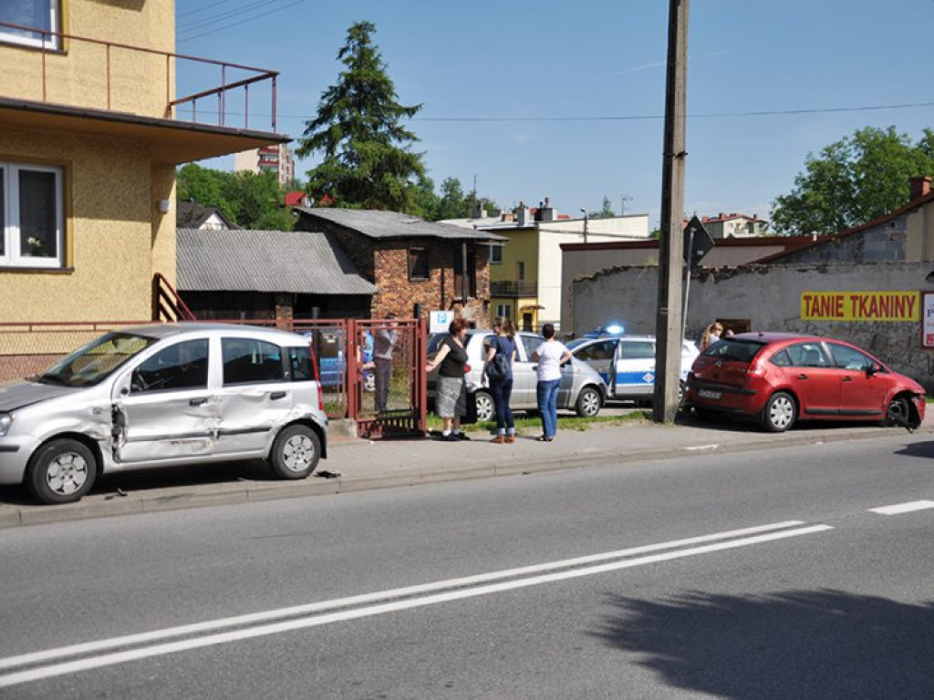 TRZEBINIA. Po zderzeniu samochodów w centrum powstały korki