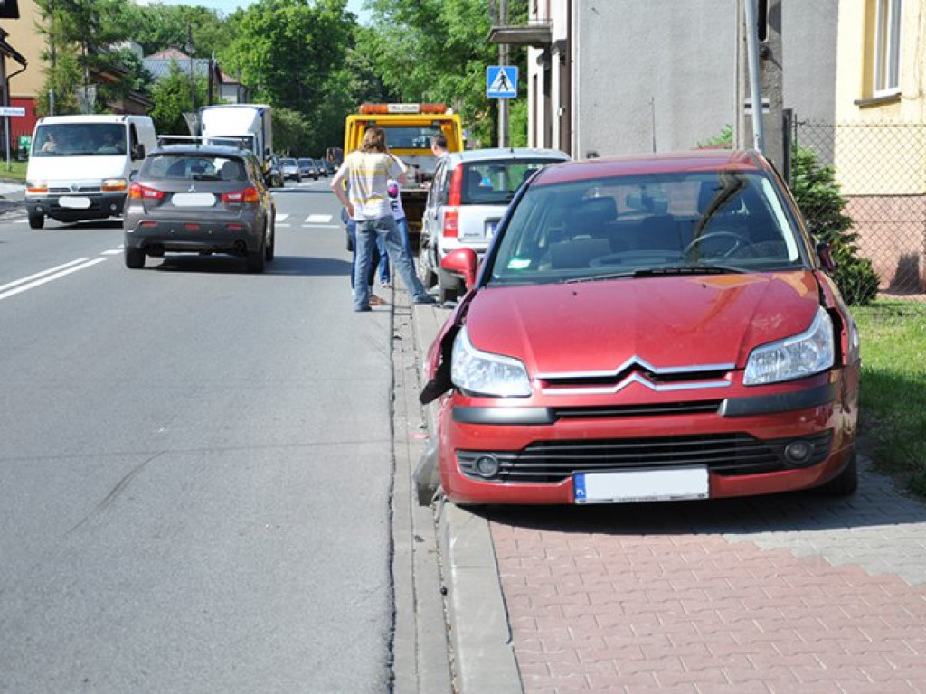 TRZEBINIA. Po zderzeniu samochodów w centrum powstały korki