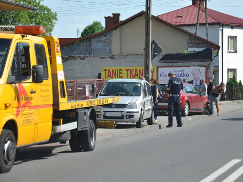 TRZEBINIA. Po zderzeniu samochodów w centrum powstały korki