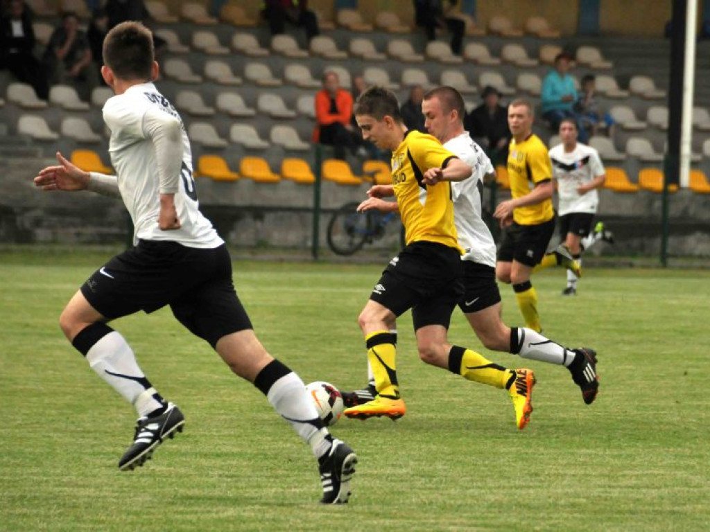 PIŁKARSKA ŚRODA. Gol z dedykacją na wagę lidera (ZDJĘCIA i AUDIO)