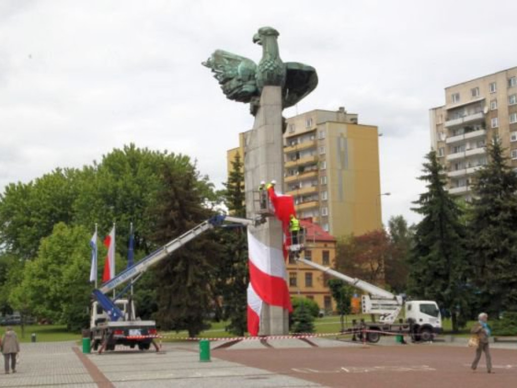CHRZANÓW. Uszyli 100-metrową flagę i opasali nią pomnik orła (ZDJĘCIA)