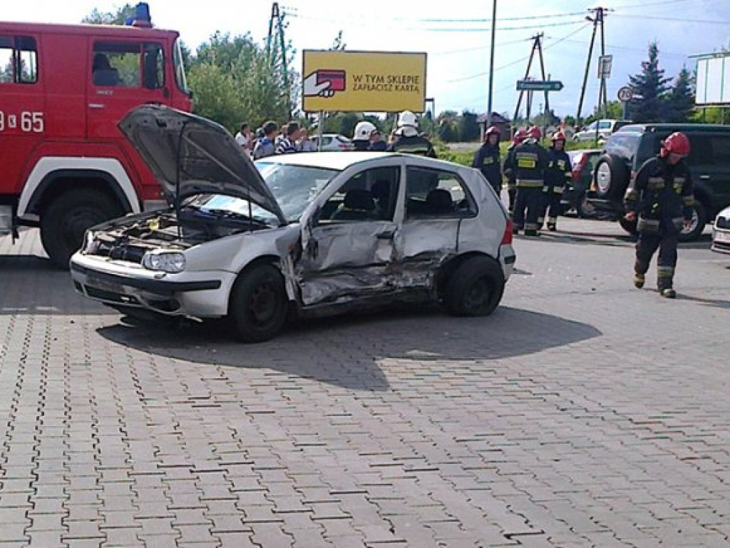 ALWERNIA. Osobówka zderzyła się z ambulansem (ZDJĘCIA)