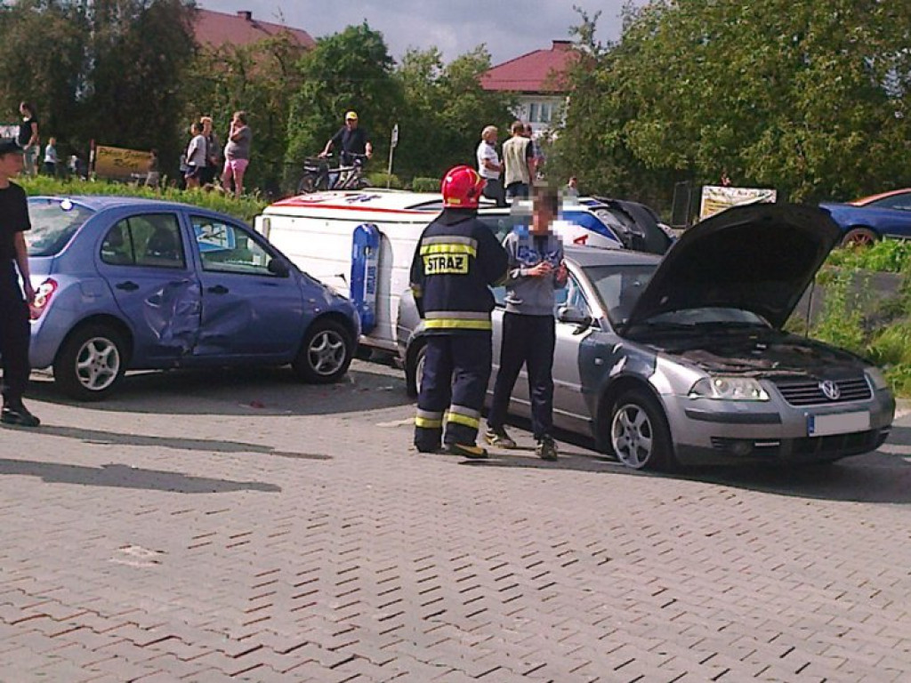 ALWERNIA. Osobówka zderzyła się z ambulansem (ZDJĘCIA)