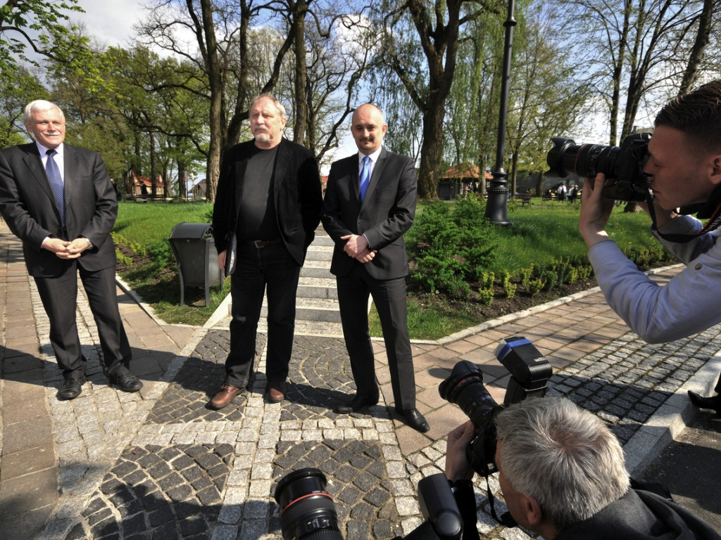 Premier Ewa Kopacz spaceruje po Rynku w Alwerni – 29.04.2015 r.