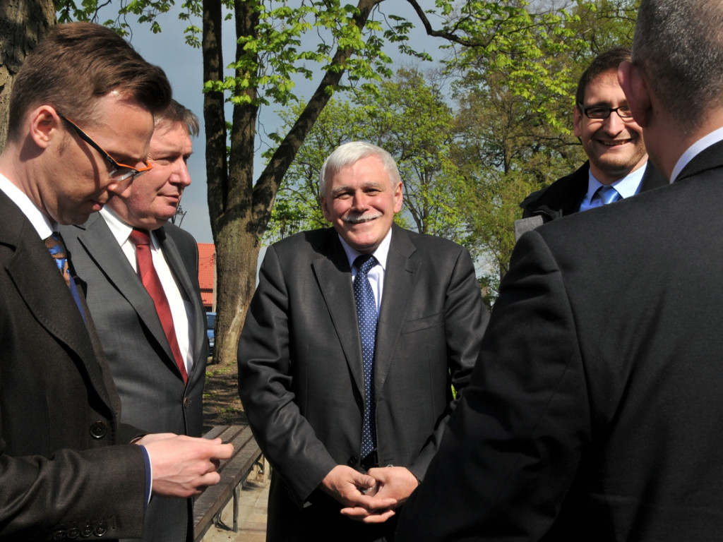 Premier Ewa Kopacz spaceruje po Rynku w Alwerni – 29.04.2015 r.