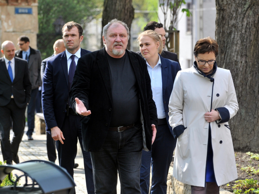 Premier Ewa Kopacz spaceruje po Rynku w Alwerni – 29.04.2015 r.
